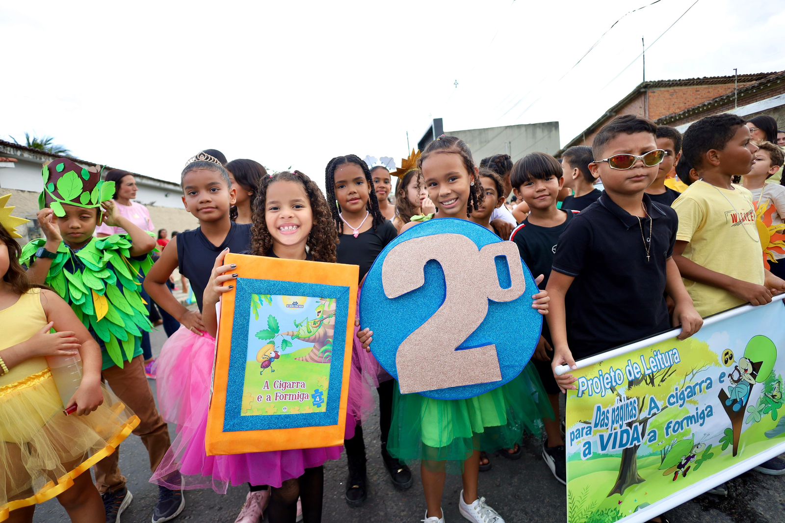 Atalaia celebra a leitura com o desfile do projeto “Das Páginas para a Vida” da Escola Jabes Francisco